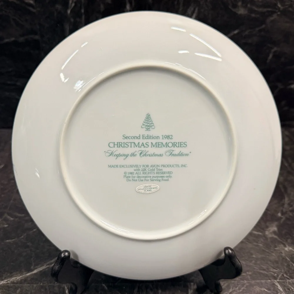 1982 AVON “Keeping the Christmas Tradition” Collector Plate w/22K Gold Trim